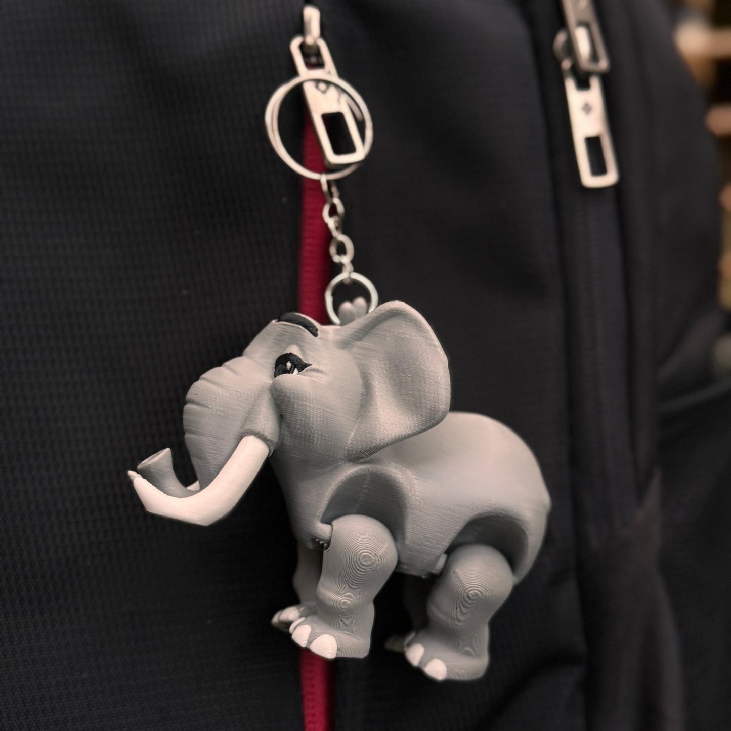ute giraffe keychain featuring a long neck, smiling face, and spotty details, 3D printed from durable PLA for everyday charm.