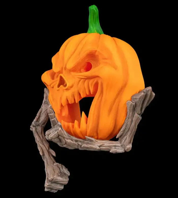 Carved pumpkin with a吓人的设计和底部的木制底座在黑色背景上