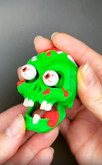 Zombie Skull Keychain – horror-inspired skull charm, ideal for keys and backpacks.